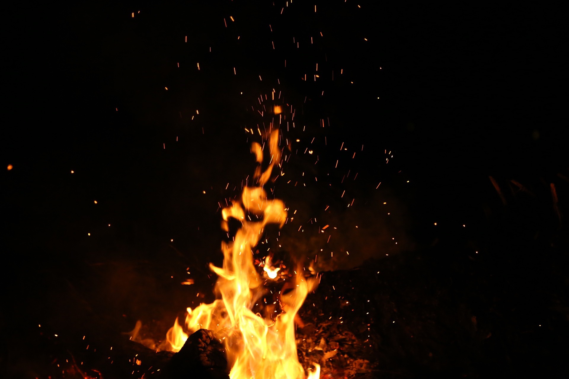 Lagerfeuer im Dunkeln