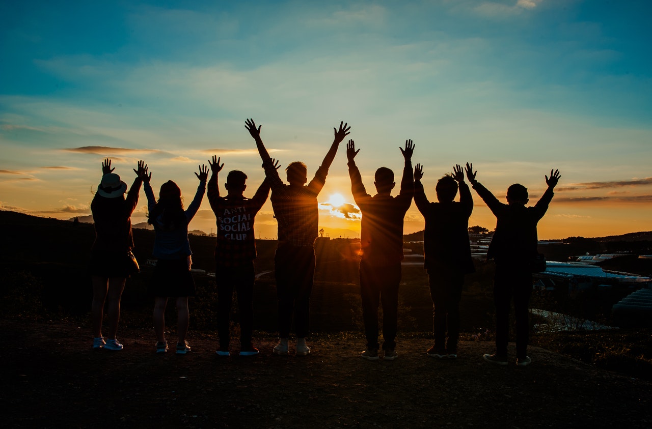 Menschen vor sonnenuntergang